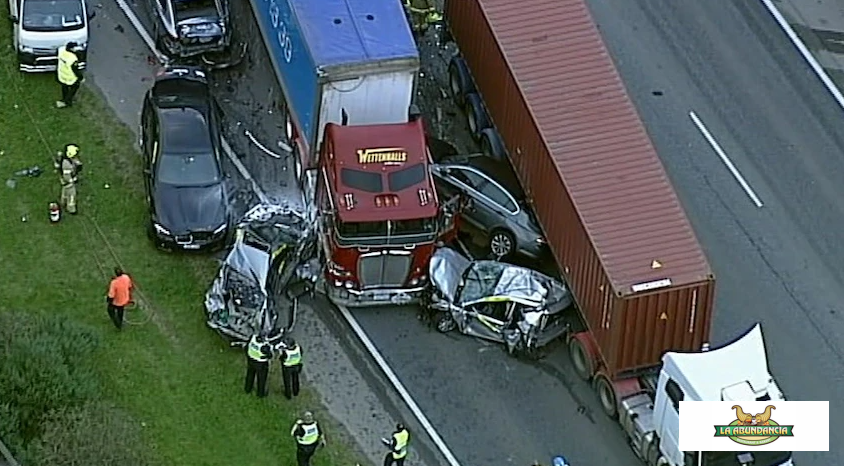 [FULL] Monash Freeway Incident Today : Overturned Truck Causes Traffic Jam